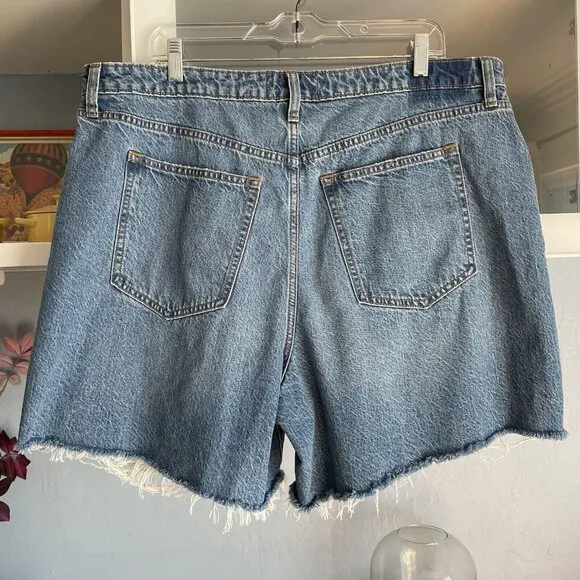 Abercrombie Curve Love High Rise Loose Short Medium Wash Size 34/18