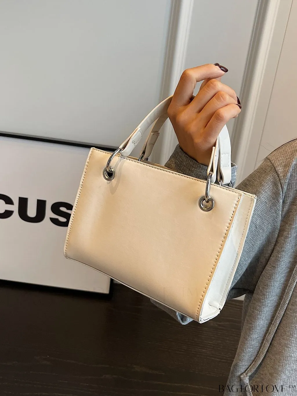 BagForLove - Minimalist Chic Tote: Solid Color & Timeless Style