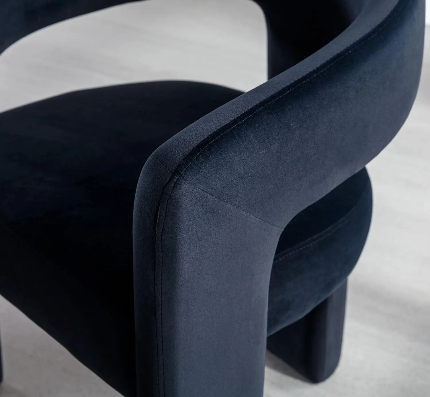 Black Modern Dining Chair, Velvet Upholstered Barrel Kitchen Chair, Round Dining Chairs with Wooden Legs, Assembled Accent Armchairs for Dining Room/Living Room/Bedroom/Side