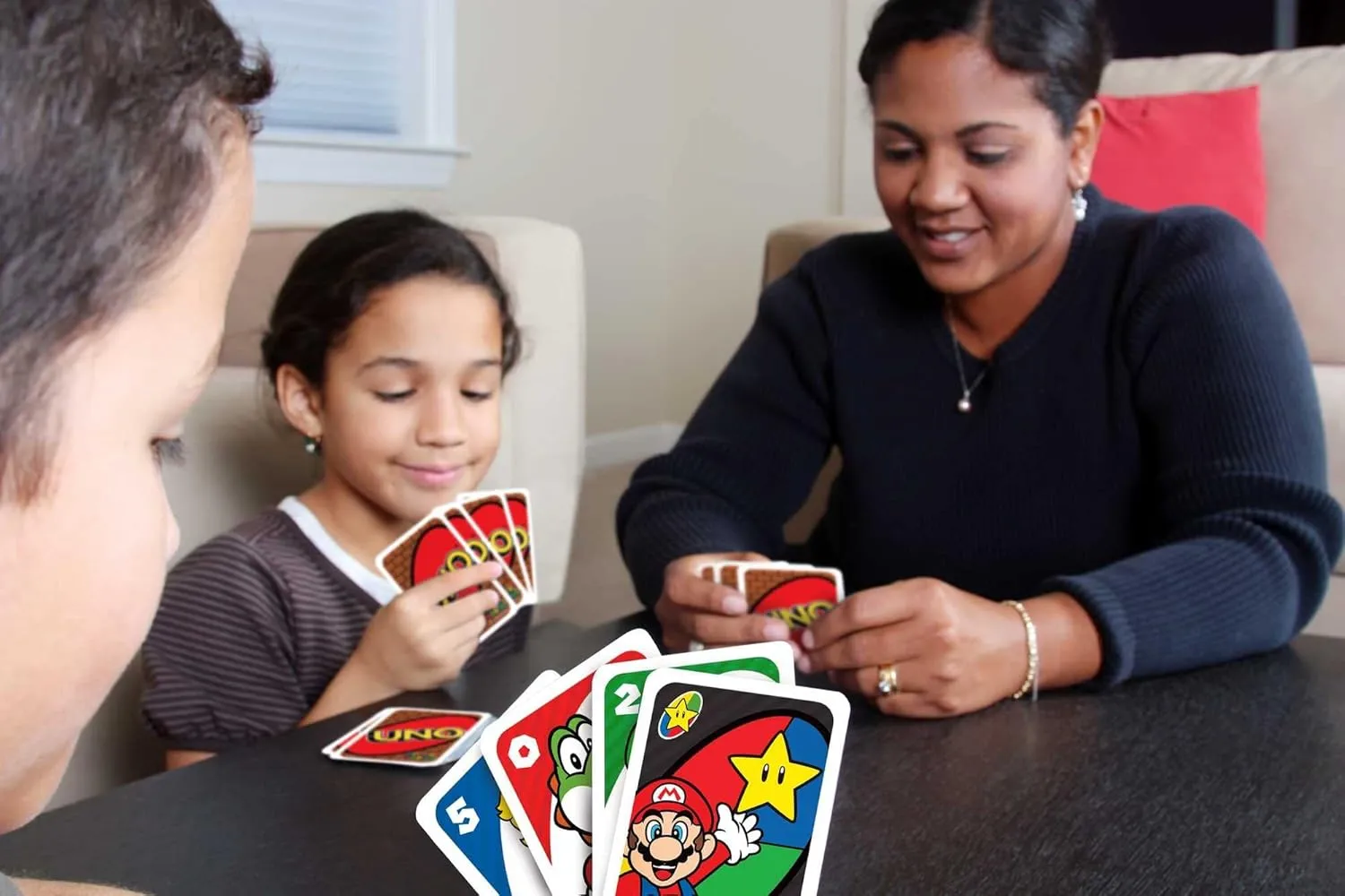 Mattel Games UNO Super Mario Card Game in Storage & Travel Tin, Video Game-Themed Deck for Kids, Adults & Family Nights with Special Rule