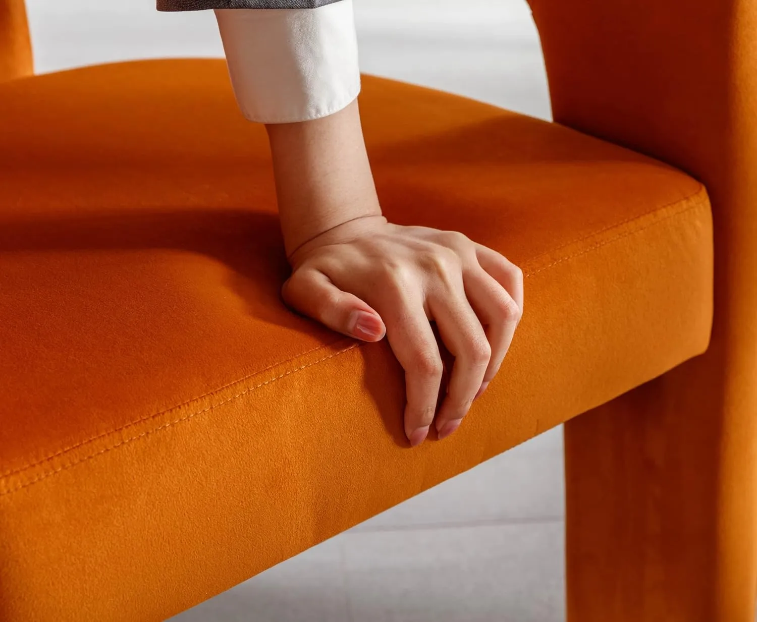 Modern Dining Chair, Velvet Upholstered Barrel Kitchen Chair, Round Dining Chairs with Wooden Legs, Assembled Accent Armchairs for Dining Room/Living Room/Bedroom/Side, Orange