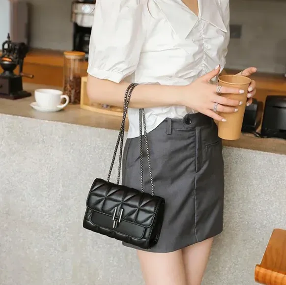 Therese | Quilted Chain Shoulder Bag with Elegant Detailing