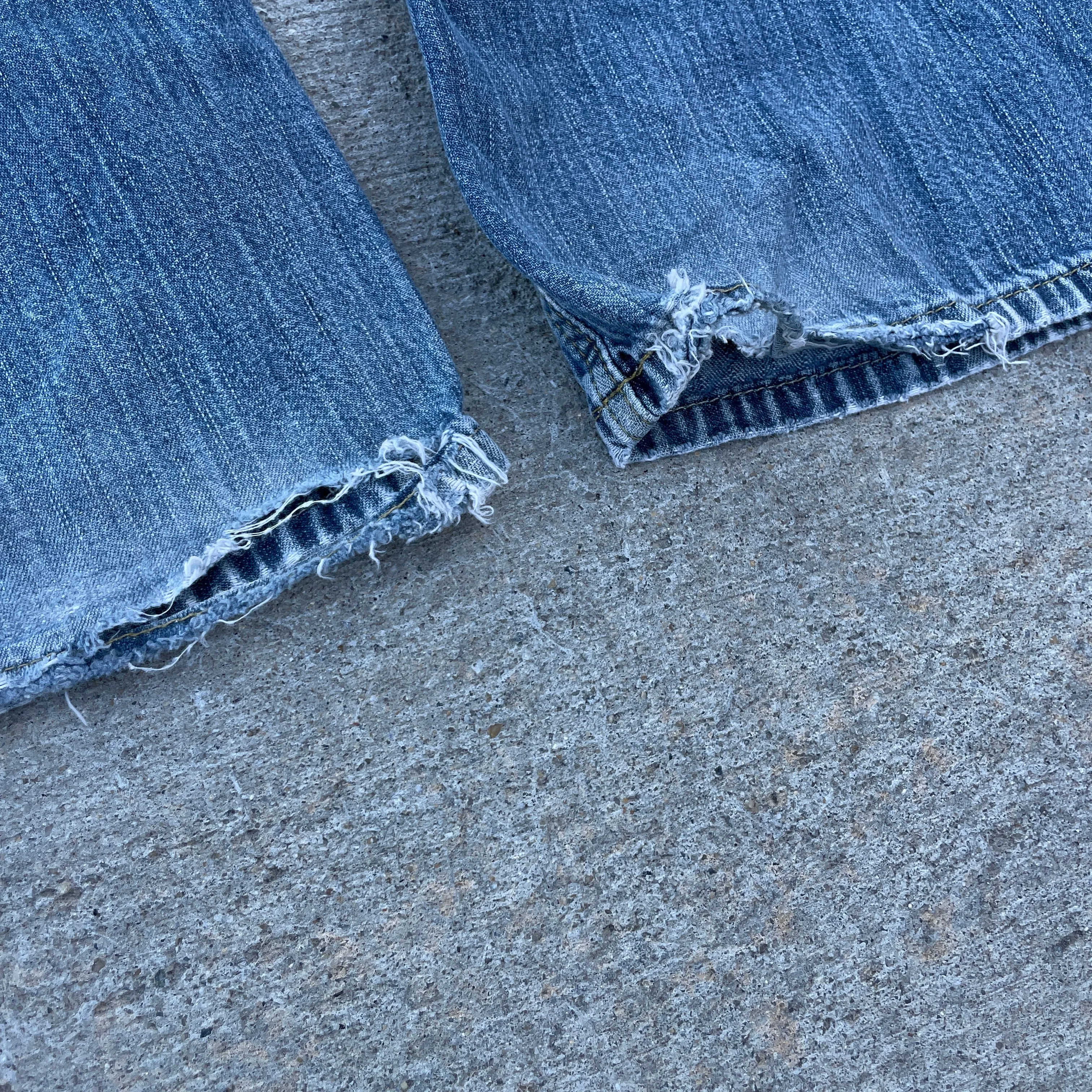 Y2K Distressed Knee Blowout Heel Drag Denim [31x30]
